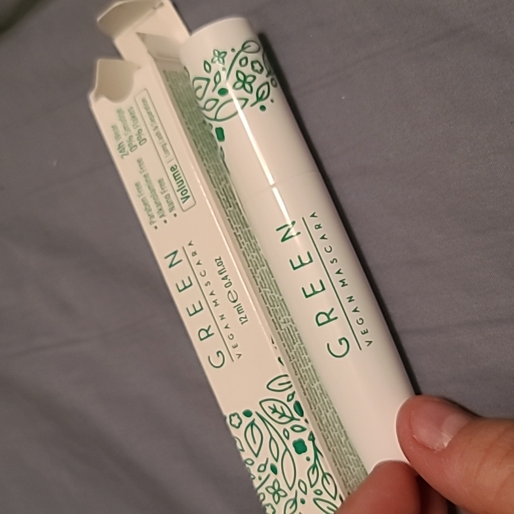 Vegan mascara
